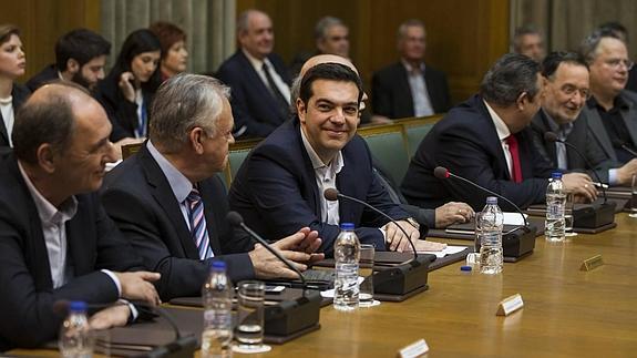 Tsipras pisa el acelerador: eleva el salario mínimo a 751 euros, 103 más que en España