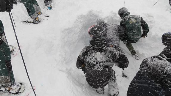 Impresionantes imágenes del rescate del esquiador vizcaíno sepultado por un alud en Candanchú