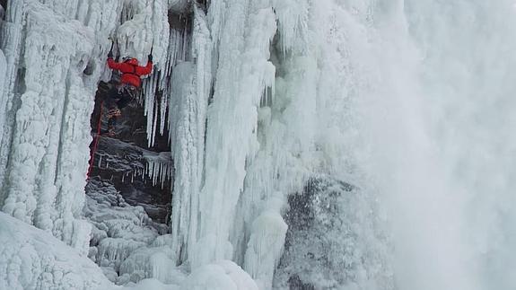 El primer hombre en escalar las cataratas del Niágara... congeladas