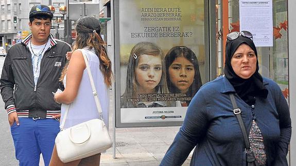 El chófer de un autobús que impidió subir a una mujer con burka vulneró el reglamento