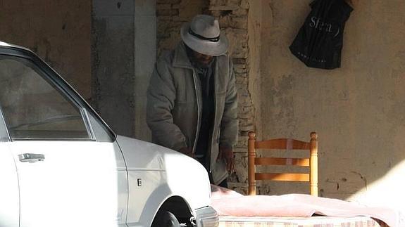 Cuatro hombres agreden y queman la cabeza a un indigente en Valencia