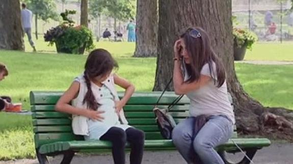 Cómo reacciona la gente al ver a una niña 'embarazada'