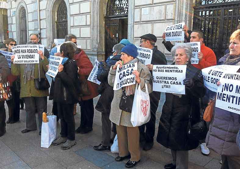 Las familias de Santurtzi "estafadas" por Jabyer Fernández se echan a la calle