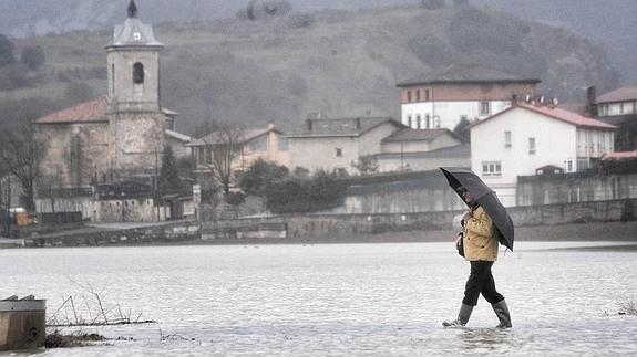 Quince carreteras continúan cerradas en Álava, que espera nuevas lluvias