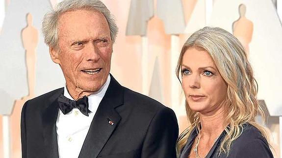 La novia de Clint Eastwood, acusada de maltratadora y alcohólica por su ex