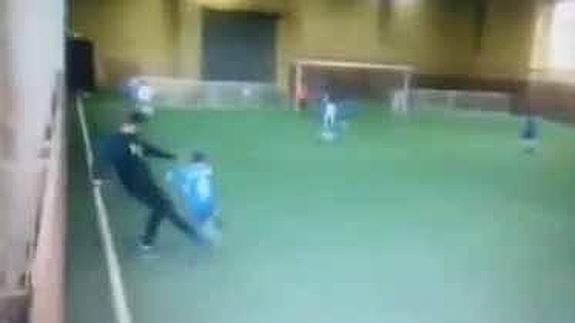 Un entrenador propina una brutal patada a un niño durante un partido de fútbol sala en Rusia