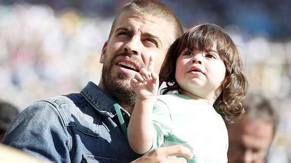 Milan Piqué aprende a leer con mamá