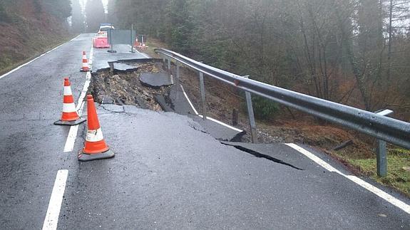 Un derrumbe obliga a cortar una carretera en Aramaio