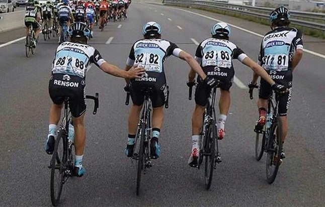 Así orina un ciclista en plena carrera