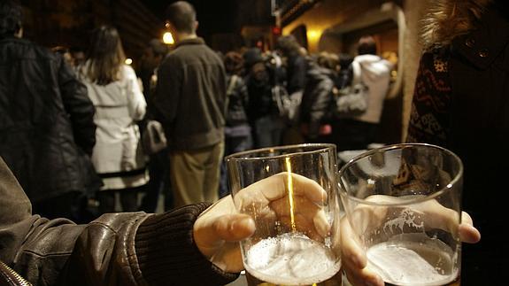 Los hosteleros rechazan la propuesta de prohibir el consumo de alcohol en la calle