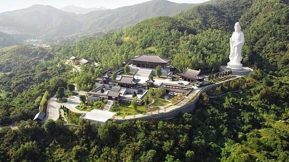 Un monasterio con Budas de oro y celdas antibalas