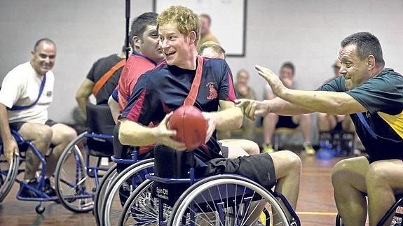 El príncipe Enrique en silla de ruedas... para jugar al fútbol australiano