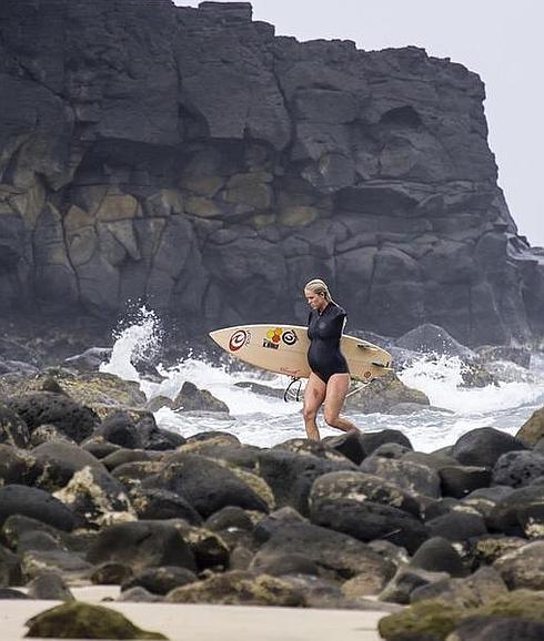 La asombrosa mujer que surfea embarazada de 7 meses y sin un brazo