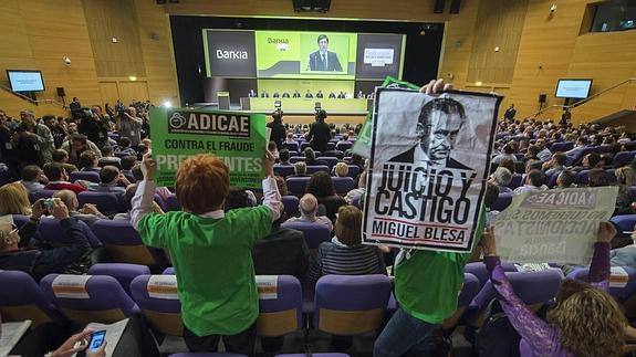 Accionistas indignados de Bankia: "Se han gastado el dinero en putas, señor Ignacio"