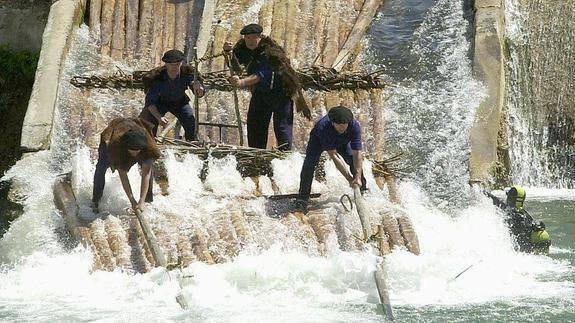 El descenso de las almadías en el Roncal