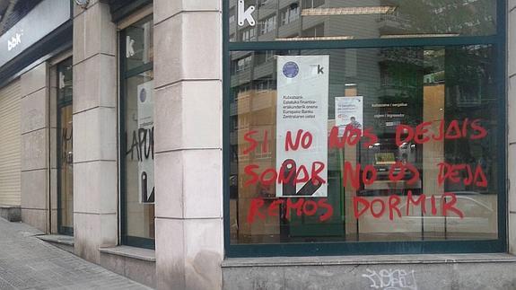 Realizan pintadas y sabotajes en sucursales bancarias con motivo del 1 de mayo