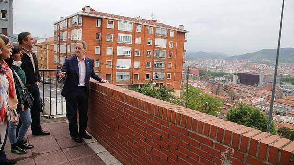 Gil propone un fondo de cohesión territorial que invierta cada año en las zonas más necesitadas de Bilbao