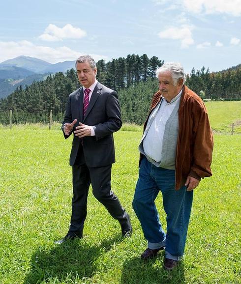 Mujica, tras visitar Muxika, el pueblo de sus antepasados: "No hay que confundir vasco con español"