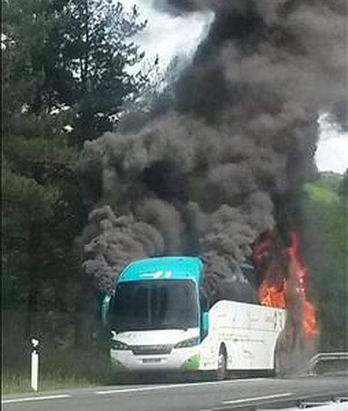 Espectacular incendio de un autobús en Deba