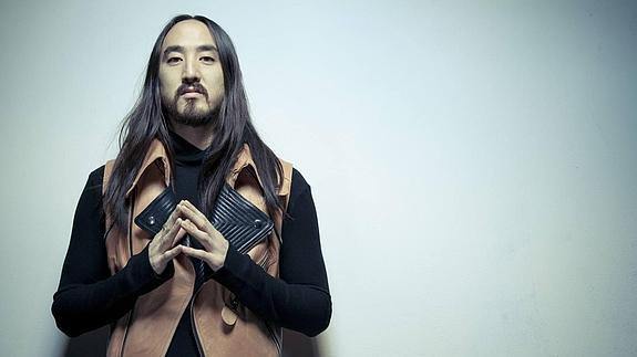 El dj Steve Aoki, denunciado por una fan por romperle el cuello