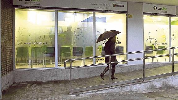 Los sindicatos dan una tregua al Gobierno vasco y paran la huelga de hoy en Lanbide