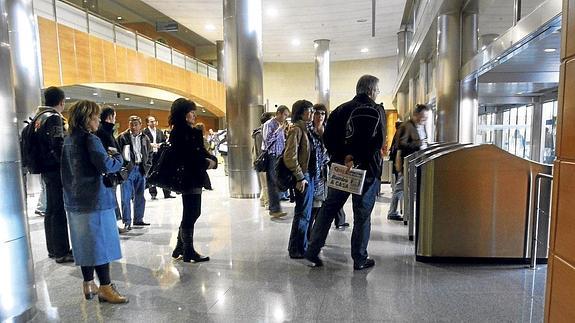 Los sindicatos vascos tienen tantos liberados como personal en sus plantillas