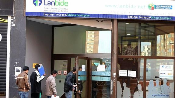 La caída del paro bate récords en mayo en Euskadi y crece con fuerza el empleo