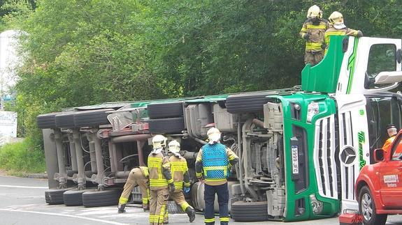 Un herido al volcar un camión en Larrabetzu