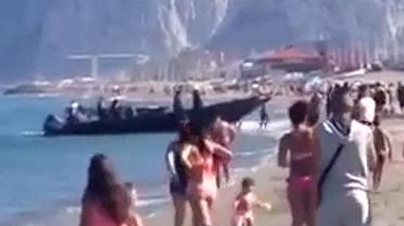 Desembarco de hachís a plena luz del día y con la playa llena de bañistas