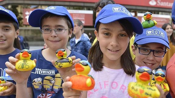 10.500 niños pintan los 35.000 WOPatos que nadarán en la ría de Bilbao el 5 de julio