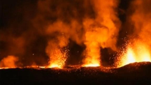 La espectacular entrada en erupción del volcán de Reunión