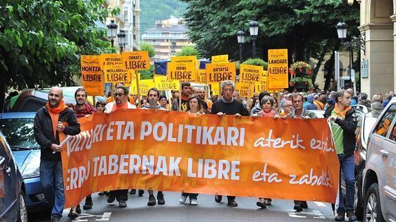 Miles de personas protestan en San Sebastián por el cierre de las herriko tabernas