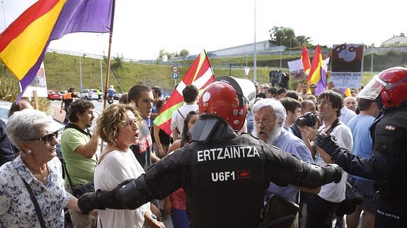 Unas 200 personas protestan en Illumbe contra el regreso de los toros y el rey Juan Carlos