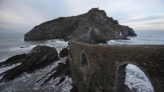 Fiesta en Bilbao con Marijaia y anochecer en Gaztelugatxe