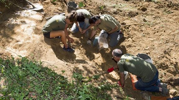 Descubren en Mendata restos humanos que podrían pertenecer a un gudari del Batallón Otxandiano