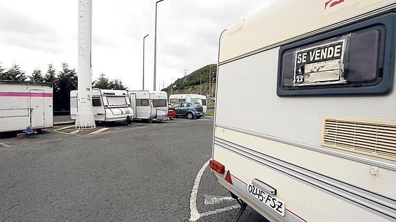 Caravanas en venta y tráilers destrozados se adueñan de Ugaldebieta