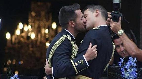 Primera boda homosexual de la Policía Nacional