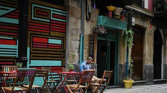 EH Bildu y Ganemos apoyan la suspensión de licencias para abrir bares en el Casco Viejo