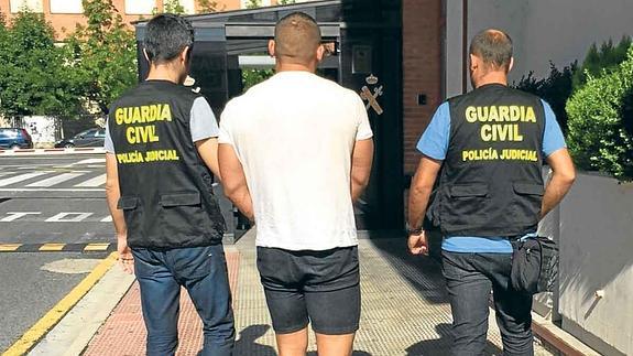 En prisión tres hombres que asaltaron un chalé en Lardero a punta de pistola