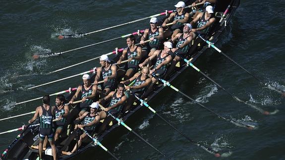 Kaiku cierra la temporada de traineras con un brillante triunfo en Portugalete