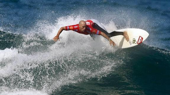 Saltos de vértigo desde La Salve y surf al son de Kiko Veneno