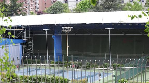 El Ayuntamiento reformará los vestuarios del polideportivo de Txurdinaga