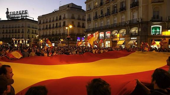 Concentración en la Puerta del Sol al grito de "separatistas, terroristas" contra la independencia de Cataluña