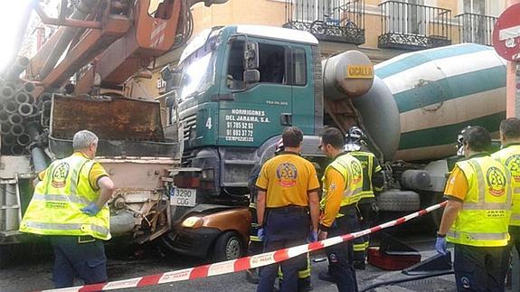 Muere el conductor de un turismo en Madrid tras ser aplastado por una hormigonera descontrolada