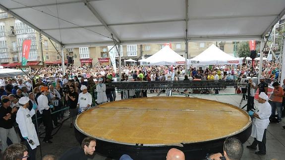 Vitoria abonará finalmente los 50.000 euros de la tortilla gigante