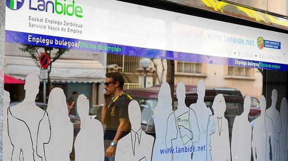 El paro baja en Euskadi y mejora los registros de España por primera vez en la salida de la crisis