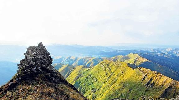 Pastos, cuevas y agua