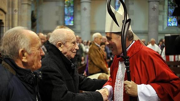 Los tres obispos vascos homenajean al centenario misionero Bittor Garaigordobil