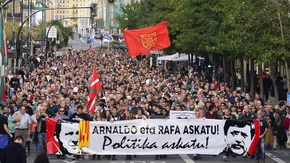 Miles de personas piden en San Sebastián la puesta en libertad de Otegi y Rafa Díez