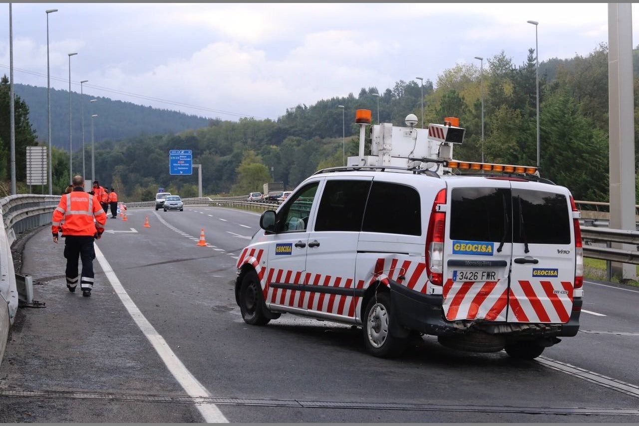 Herido al chocar un coche contra su furgoneta en Larrabetzu